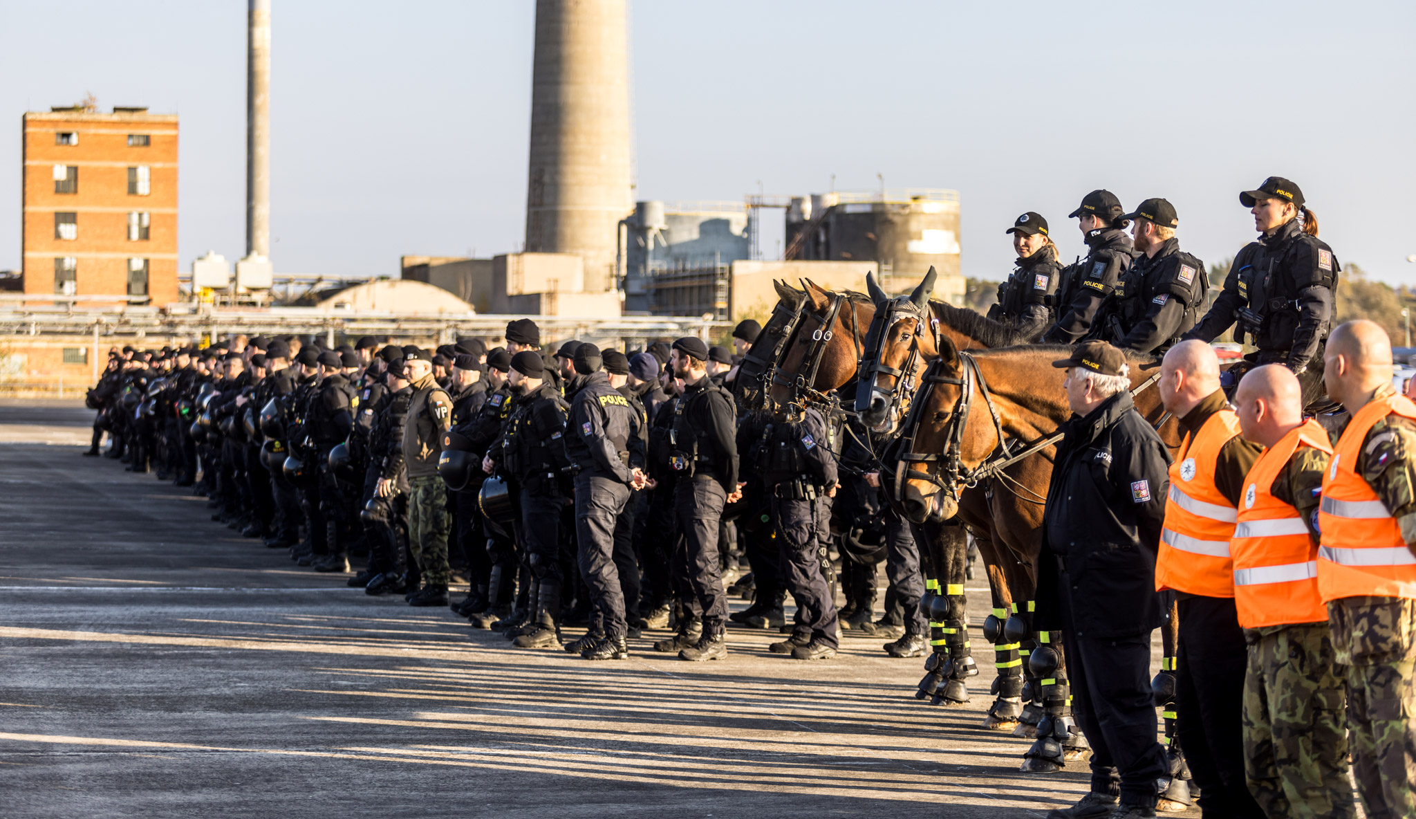 01_Spolana-Policejni-cviceni-nastup.jpg